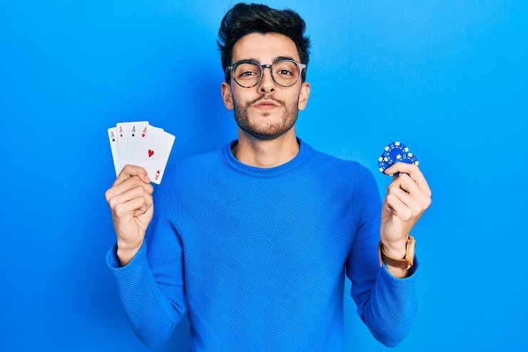 Dealer langsung di studio tongkat win memutar roda European Roulette dalam permainan real-time multi-kamera